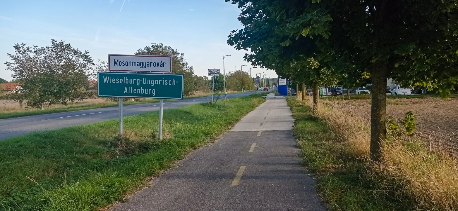 cyklostezka s cedulí monsonmagyarovar v maďarštině a němčině při vjezdu do města