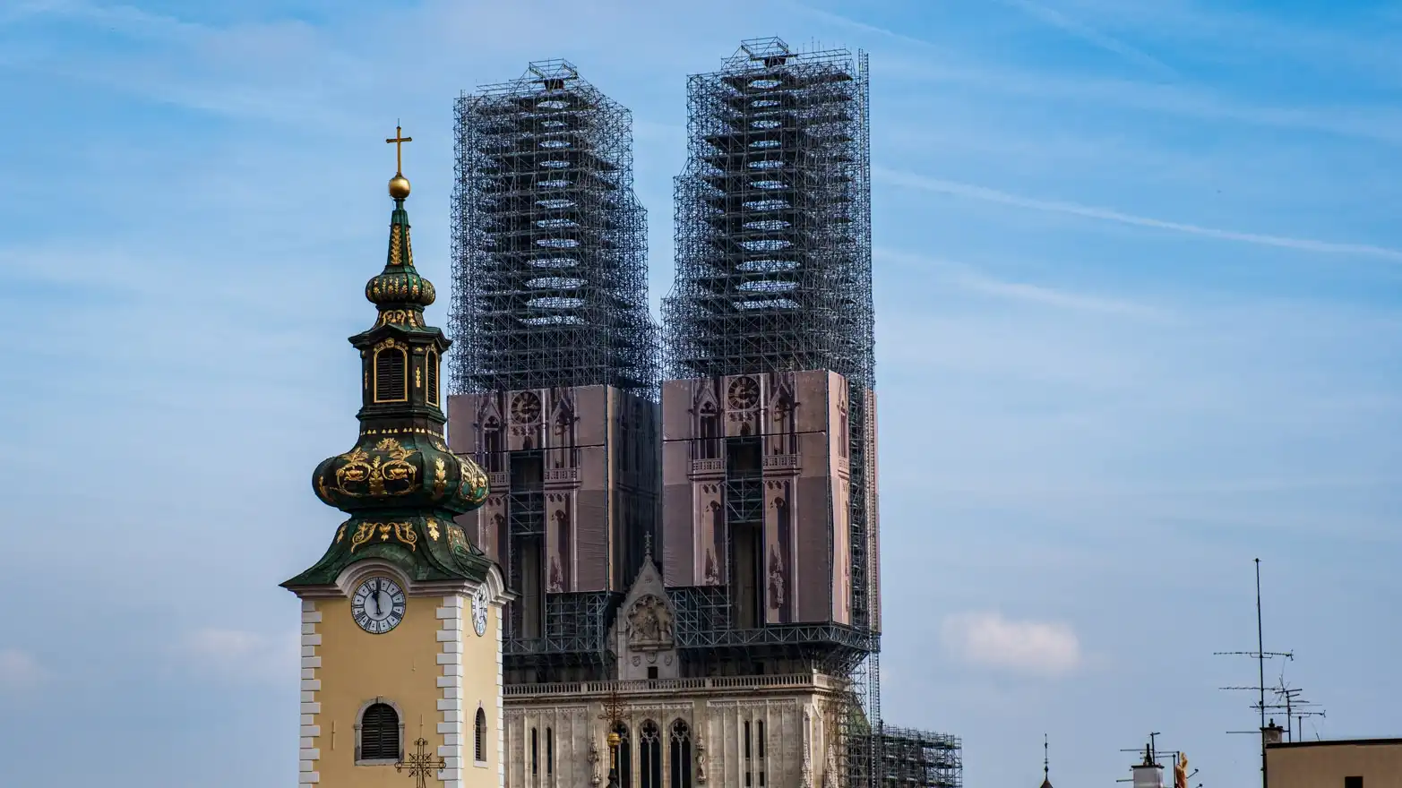 věže katedrály obalené v lešení