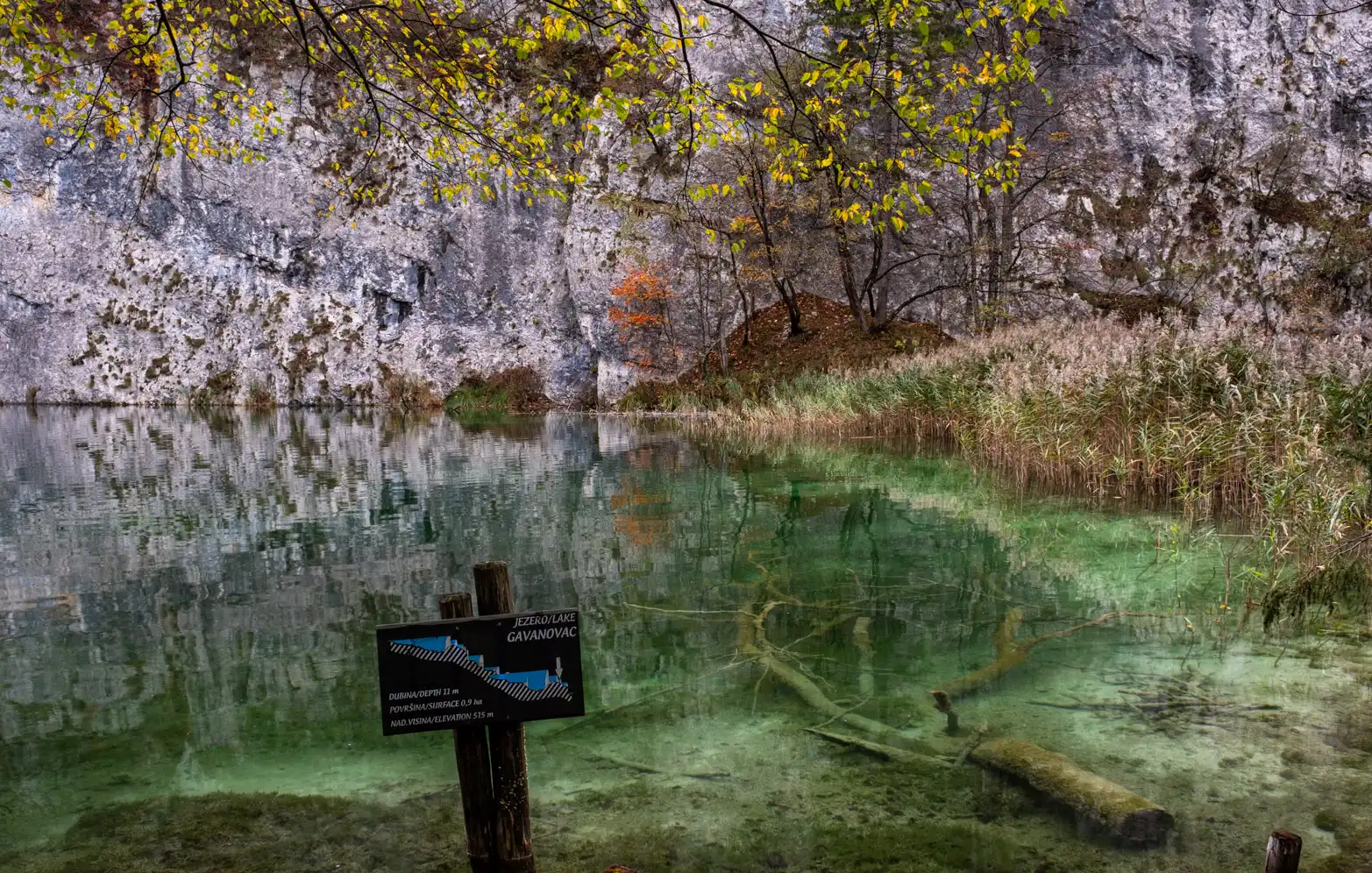 jezero s čistou vodou a cedulkou