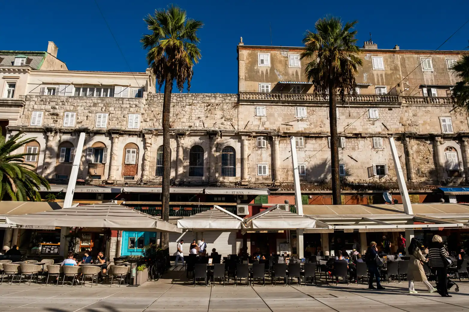 restaurace se starou hradební stěnou v pozadí