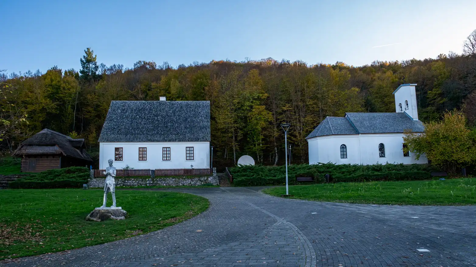 dům, kostel a stodola