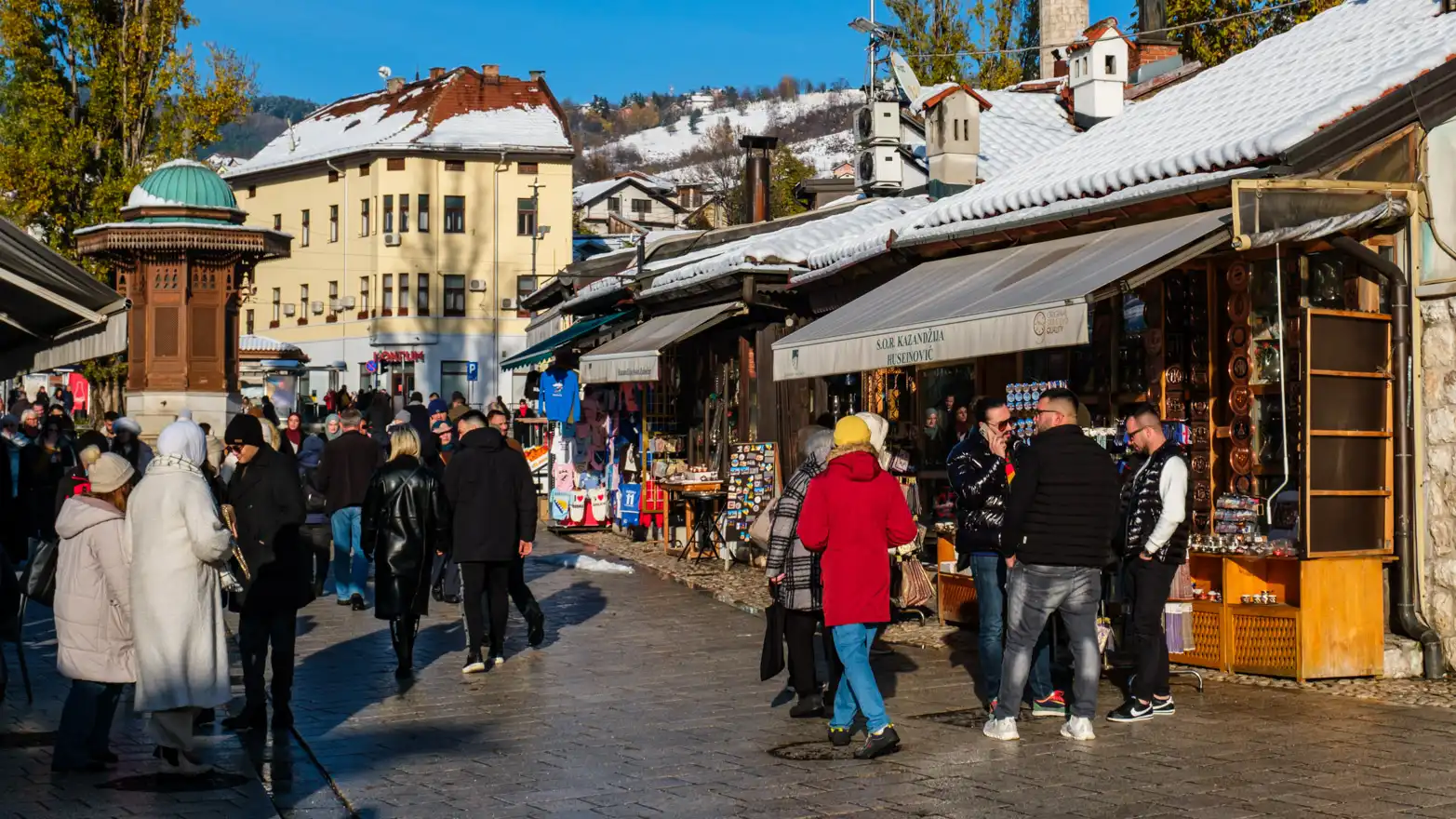 rušná ulice ve starém městě