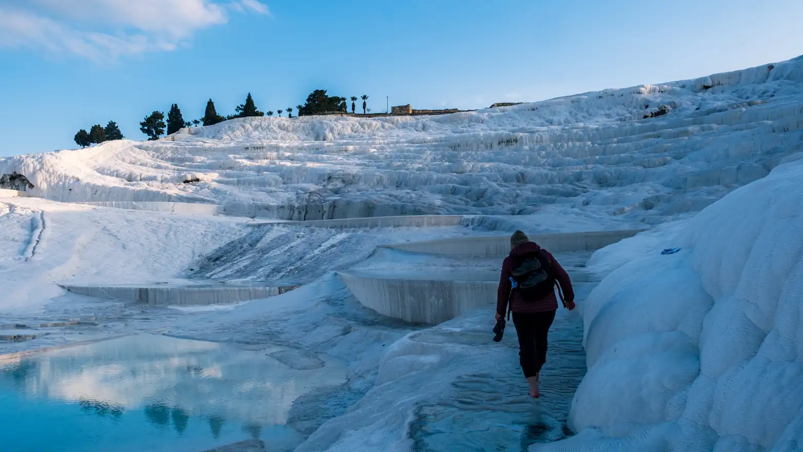 bosá turistka na travertinu v pamukkale