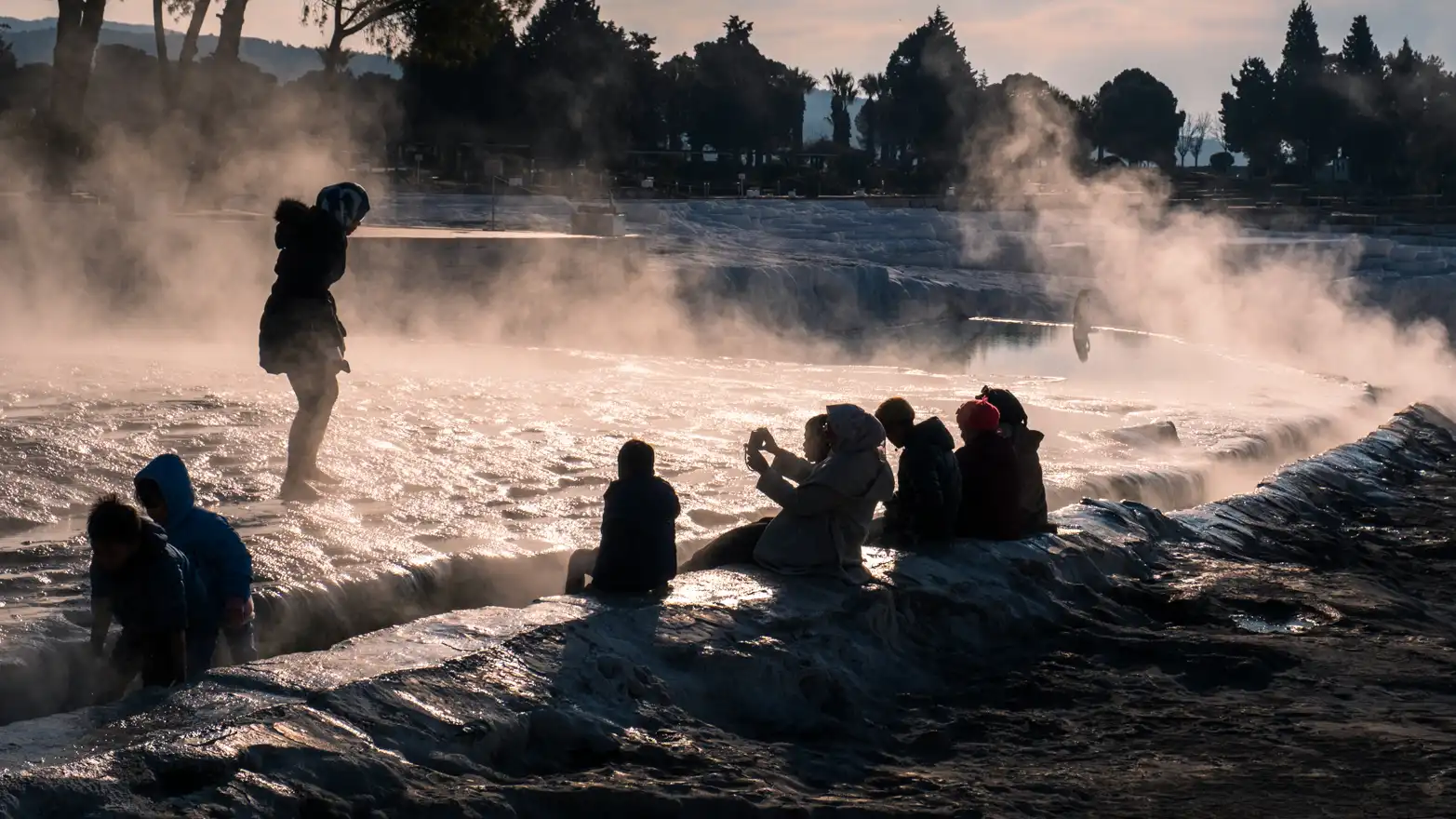 lidé ohřívající si bohy v parách na pamukkale