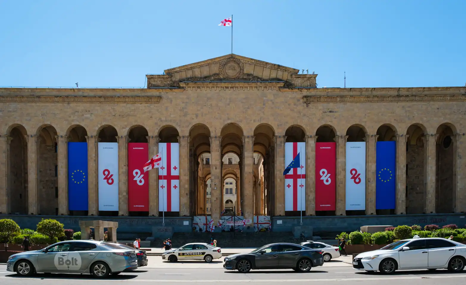 monumentální budova s vlajkami
