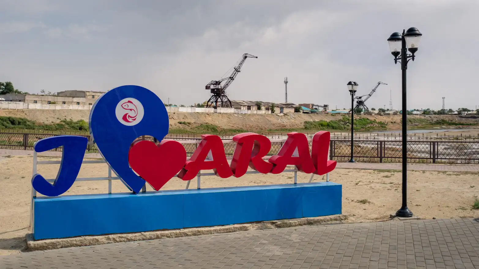 přístavní promenáda u vyschlého přístavu Aral