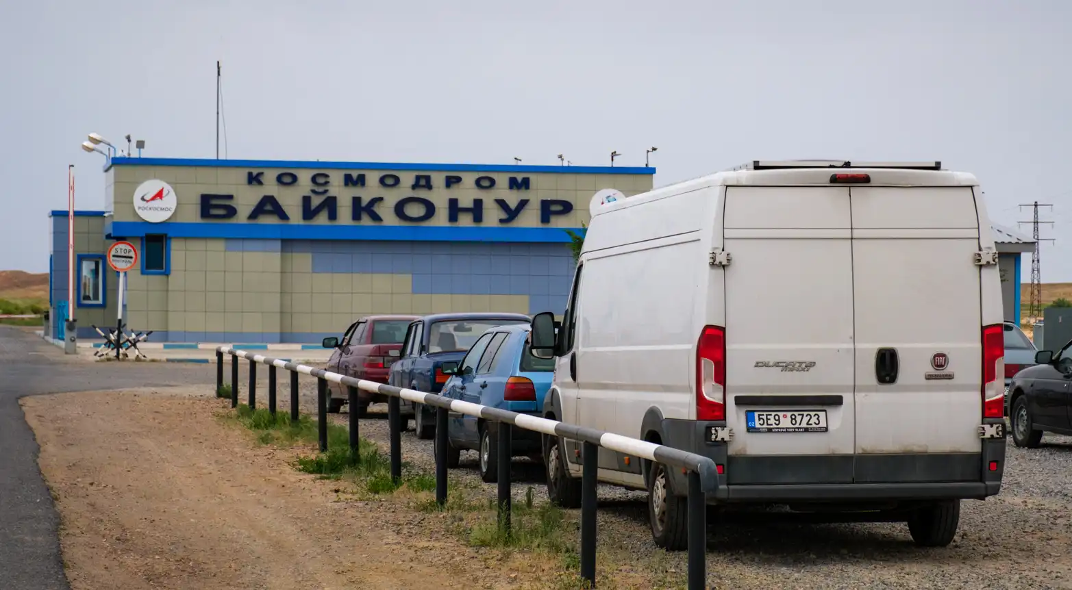 obytná dodávka u vjezdu do areálu kosmodromu