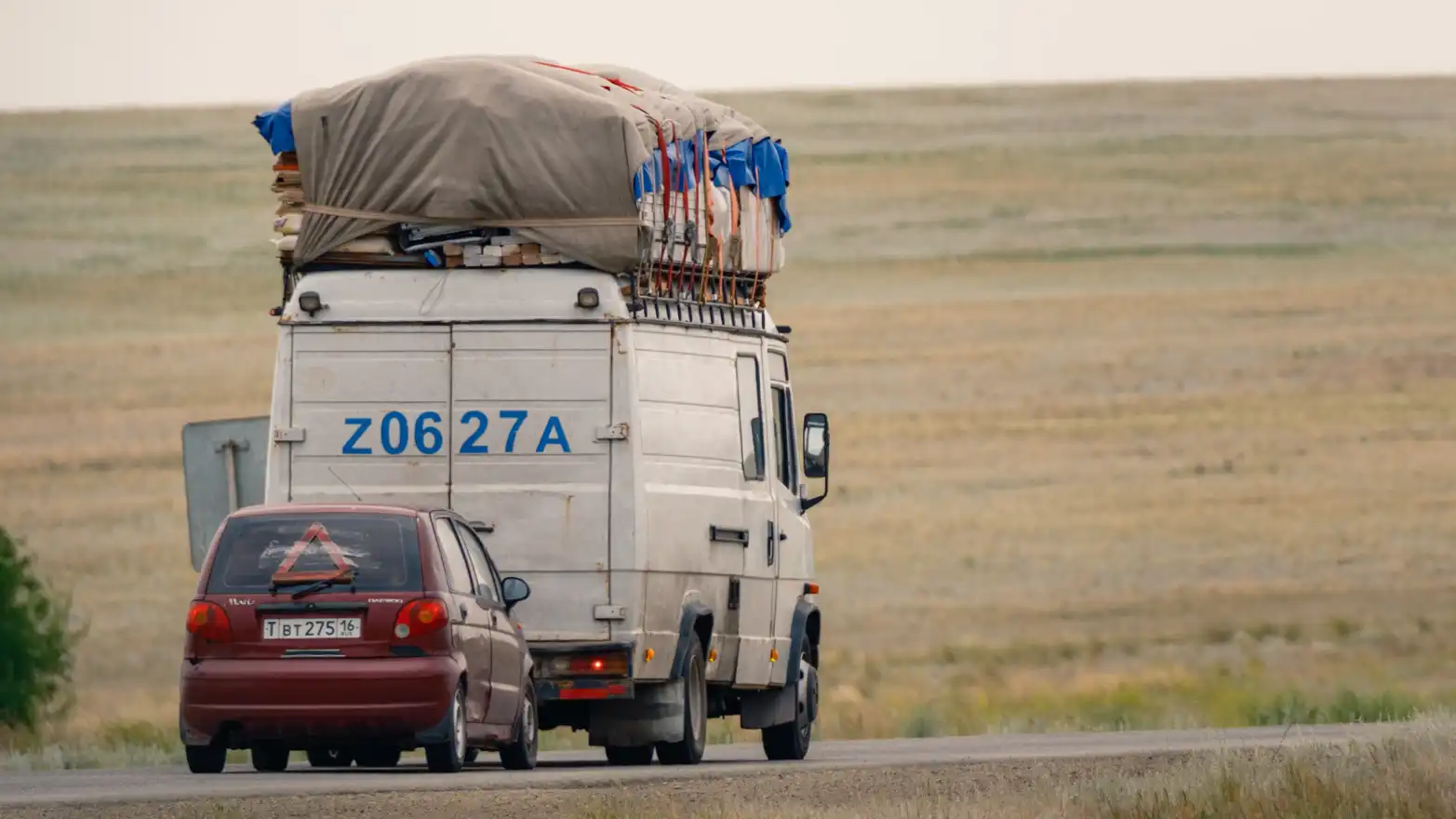 přeložená dodávka táhnoucí auto
