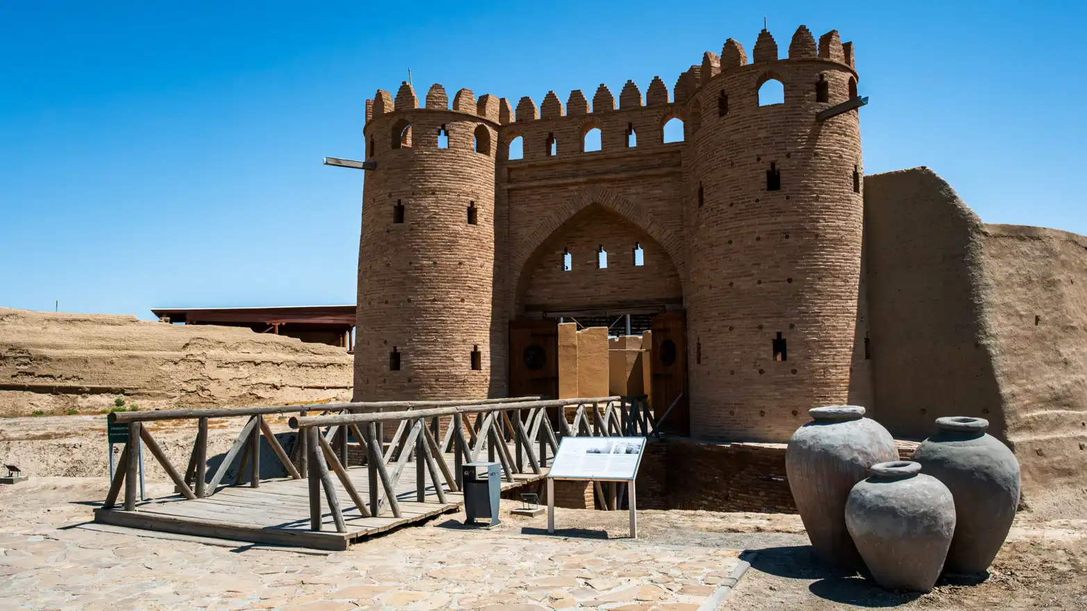 brána při vstupu do ruin starobylého pouštního města