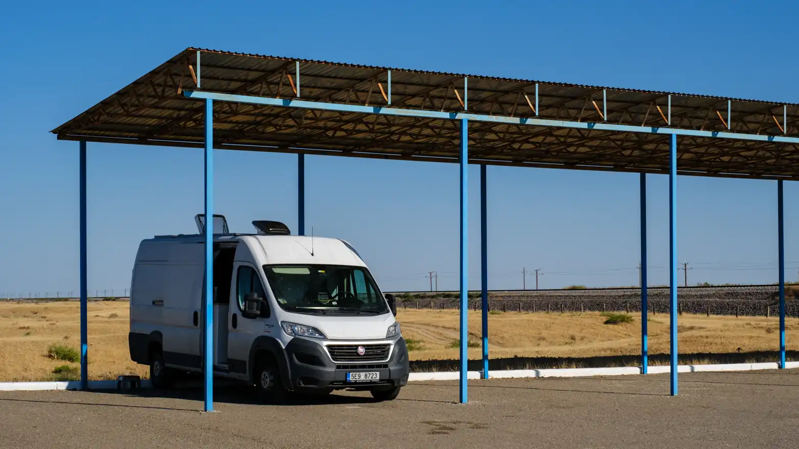 obytná dodávka parkující pod přístřeškem