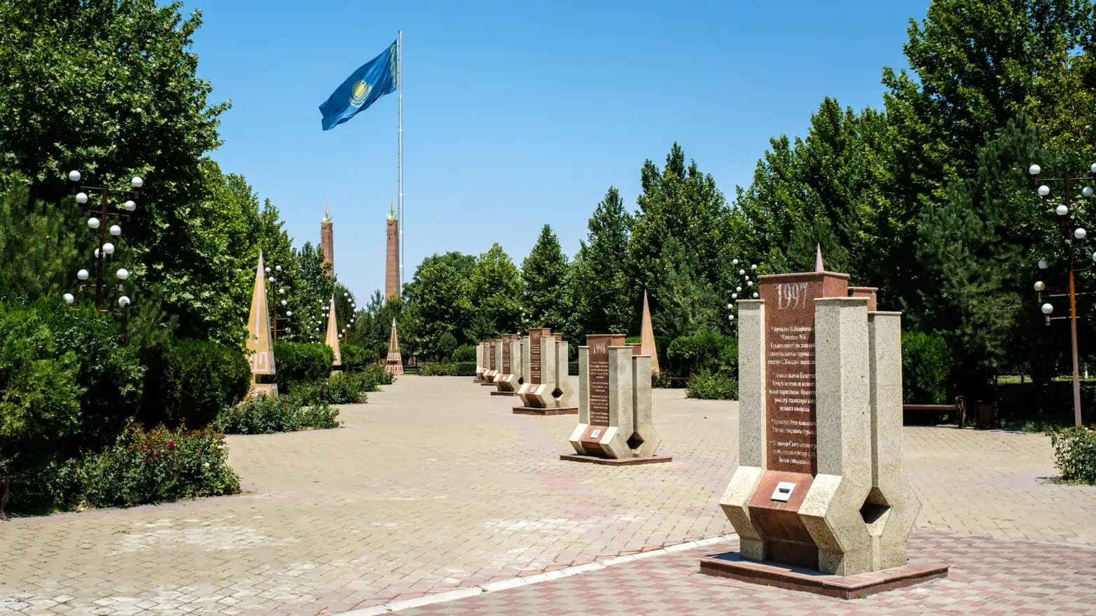 promenáda v parku s kazašskou vlajkou v pozadí