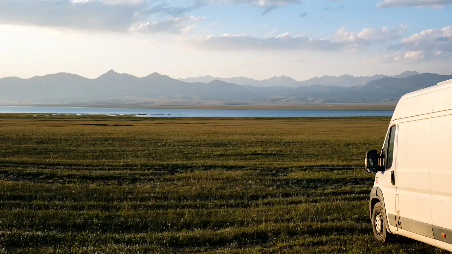 dodávka s výhledem na jezero