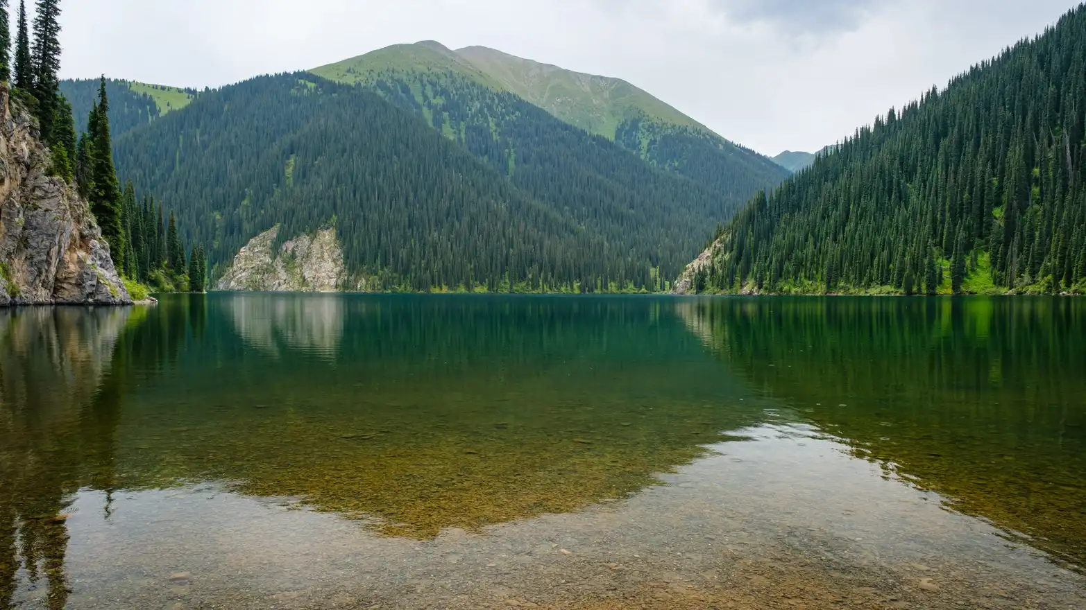 horské jezero s průhlednou vodou