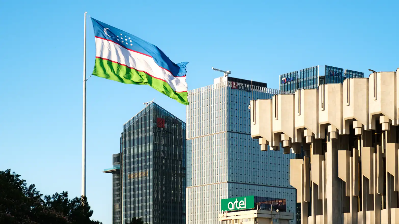 uzbecká vlajka před mrakodrapy