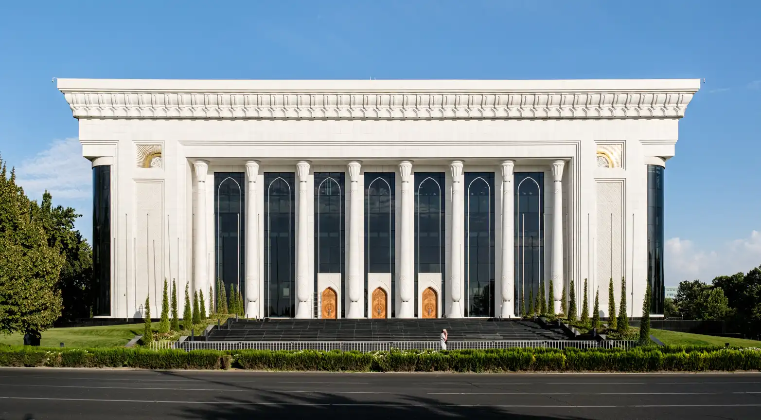 monumentální bílá budova