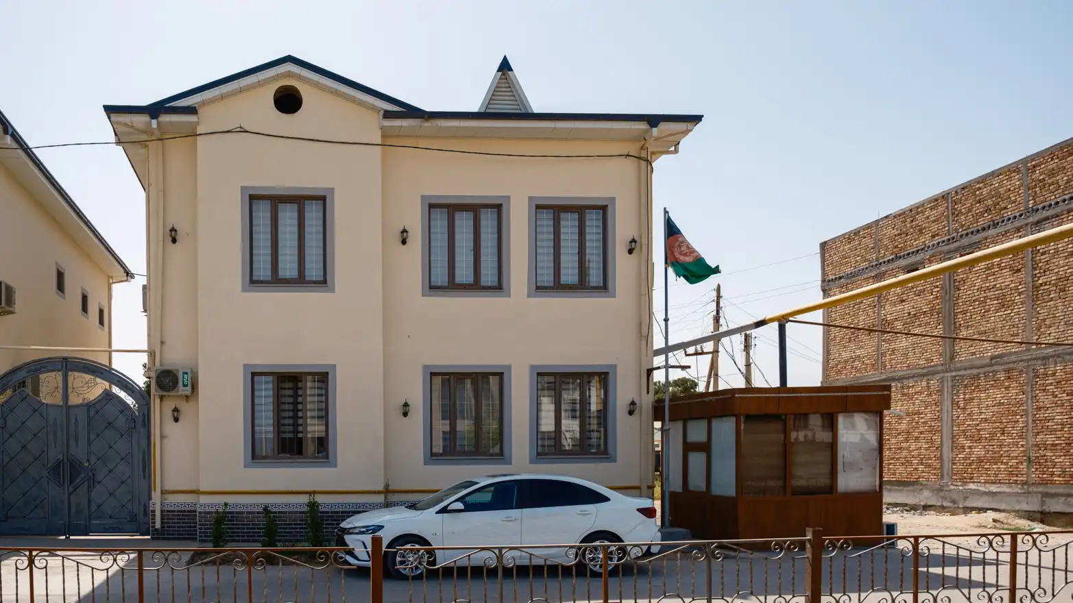 budova s afghánskou vlajkou