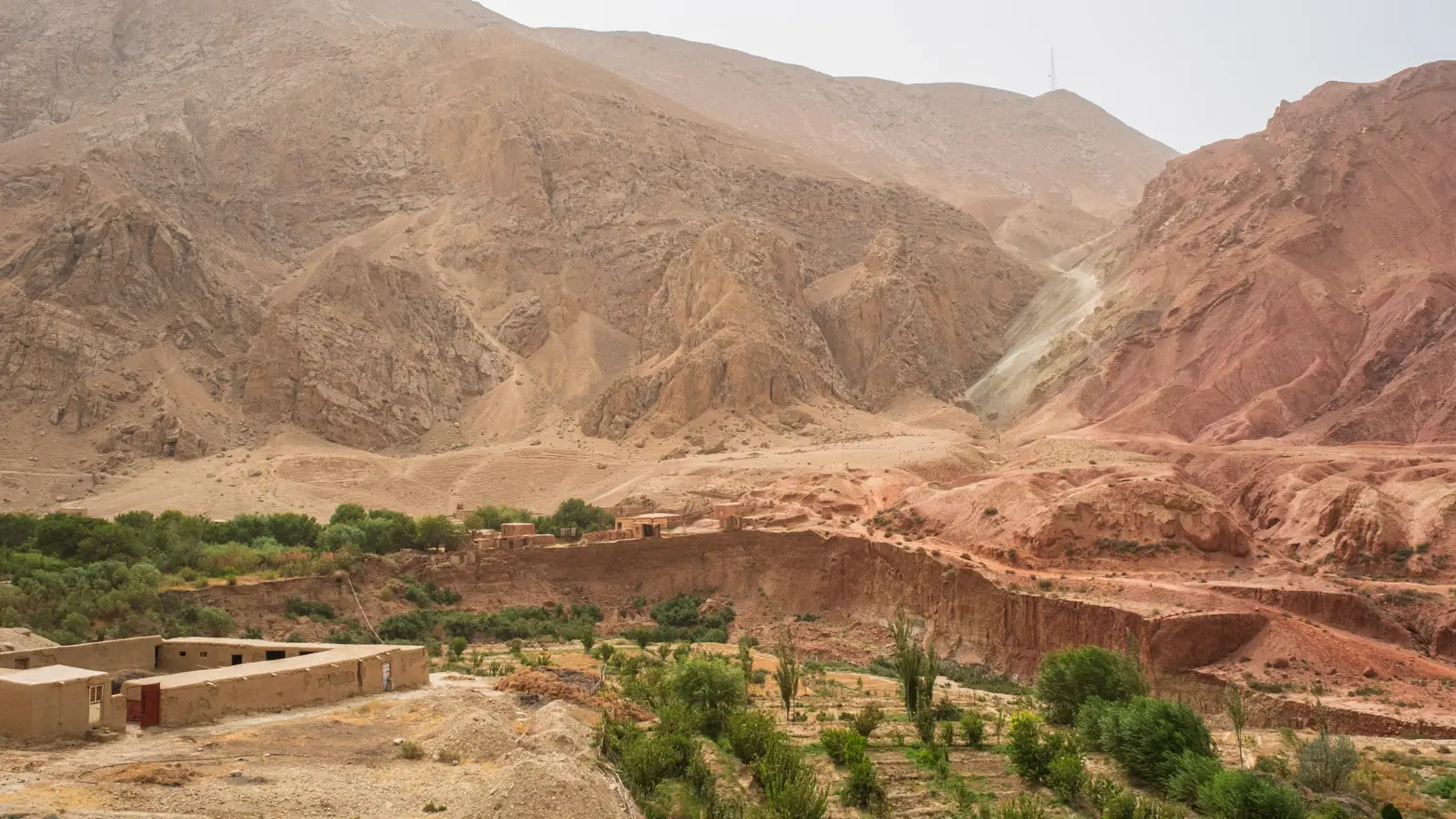 červená a vyprahlá afghánská krajina