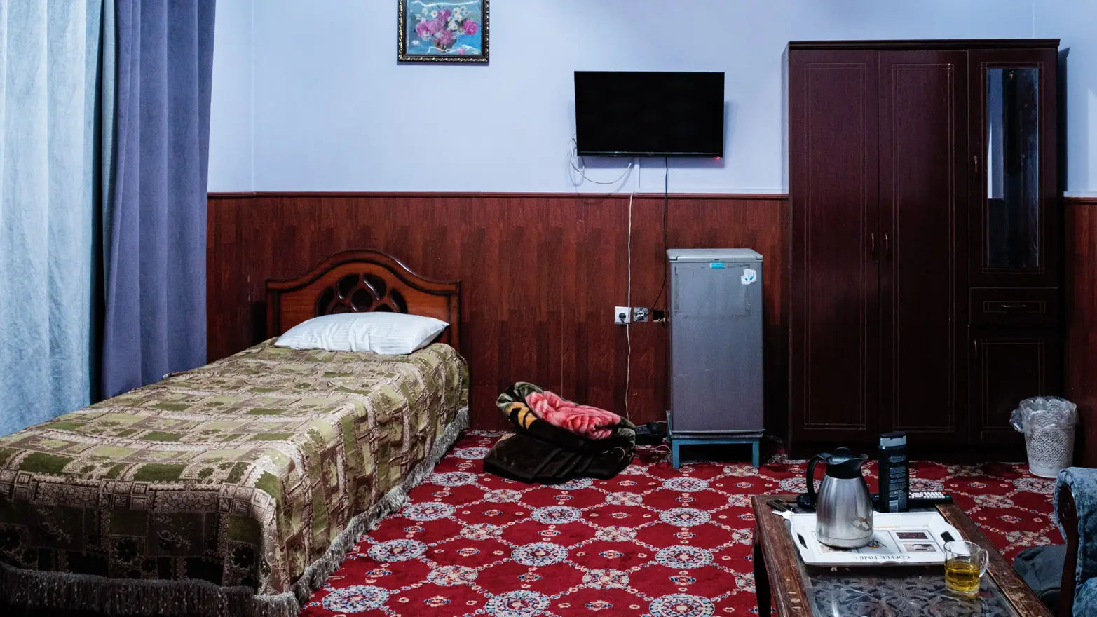 postel v hotelovém pokoji