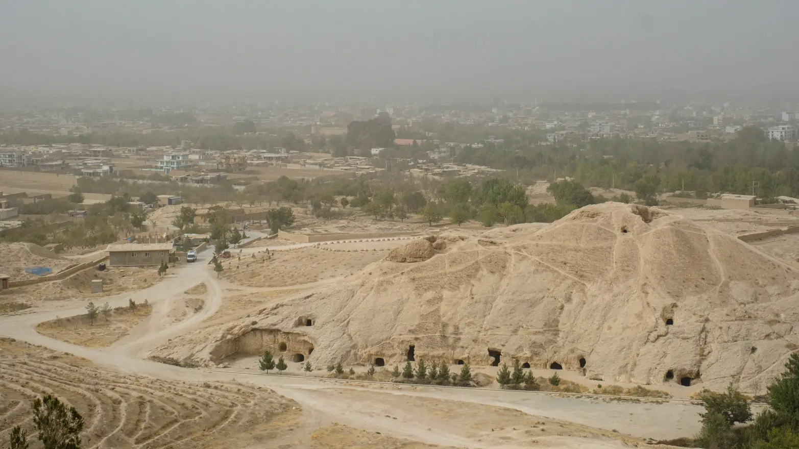 výhled do zamlžené krajiny