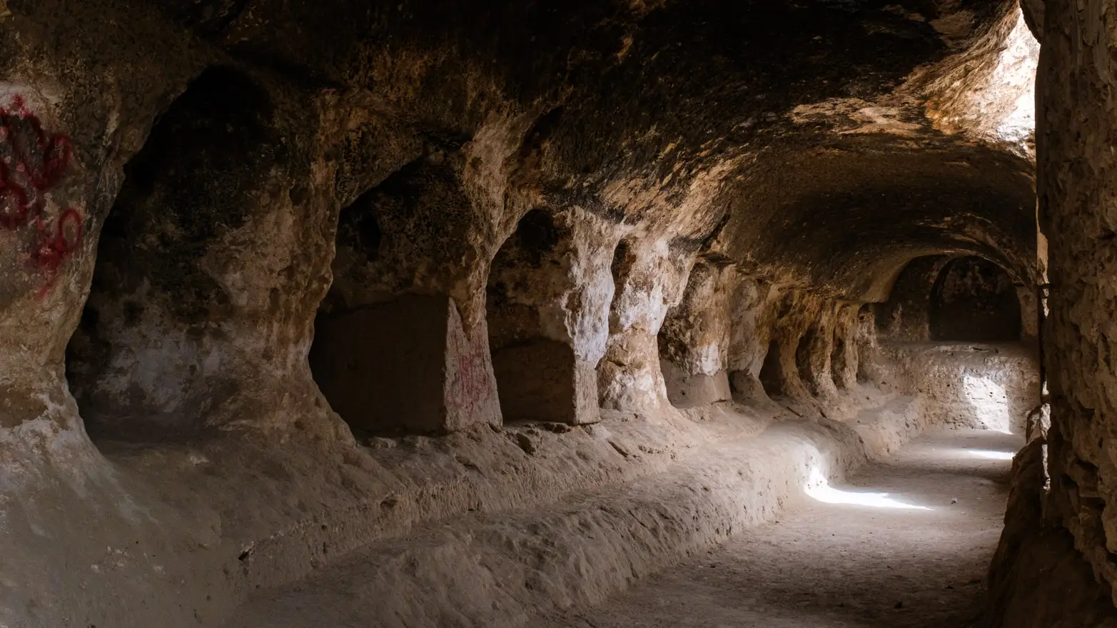 chodba vytesená do skály