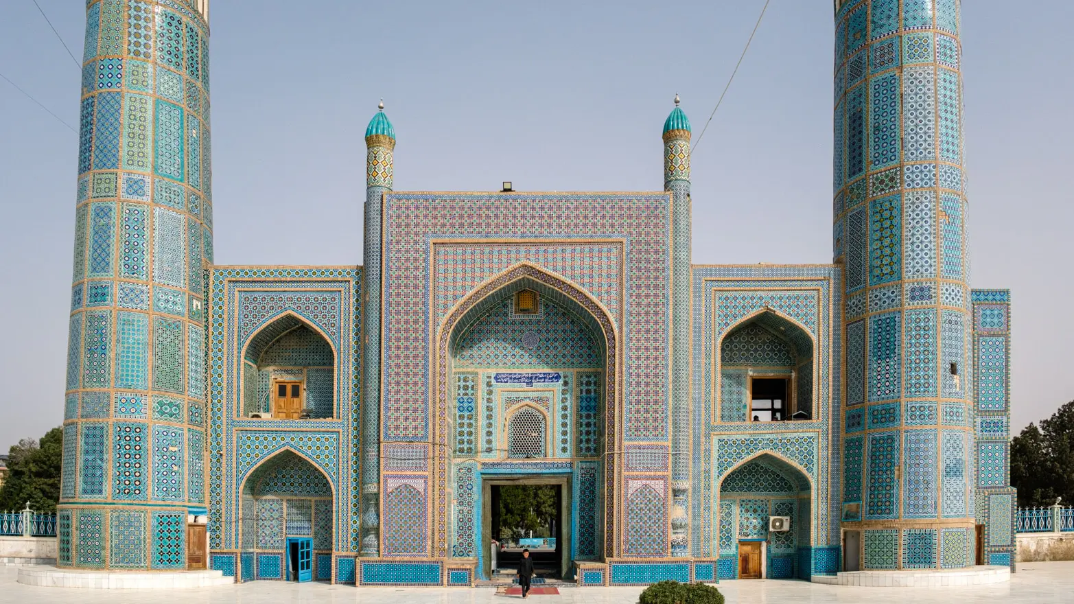 stavba pokrytá modrou mozaikou