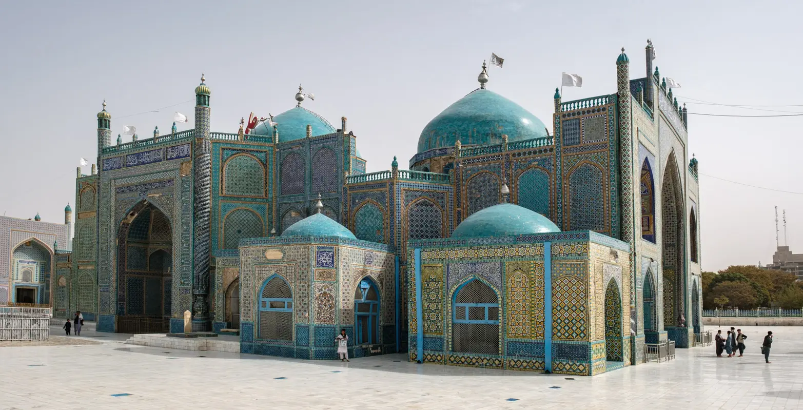 modrá mešita obklopená mramorem