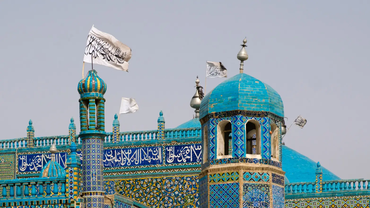 vlajky Tálibánu na vrcholu mešity