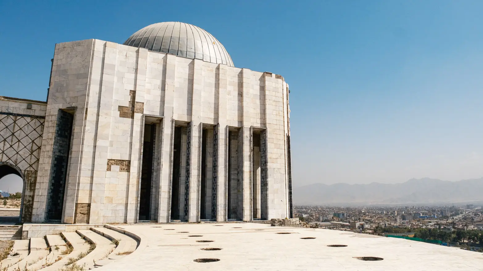 masivní rozpadající se stavba