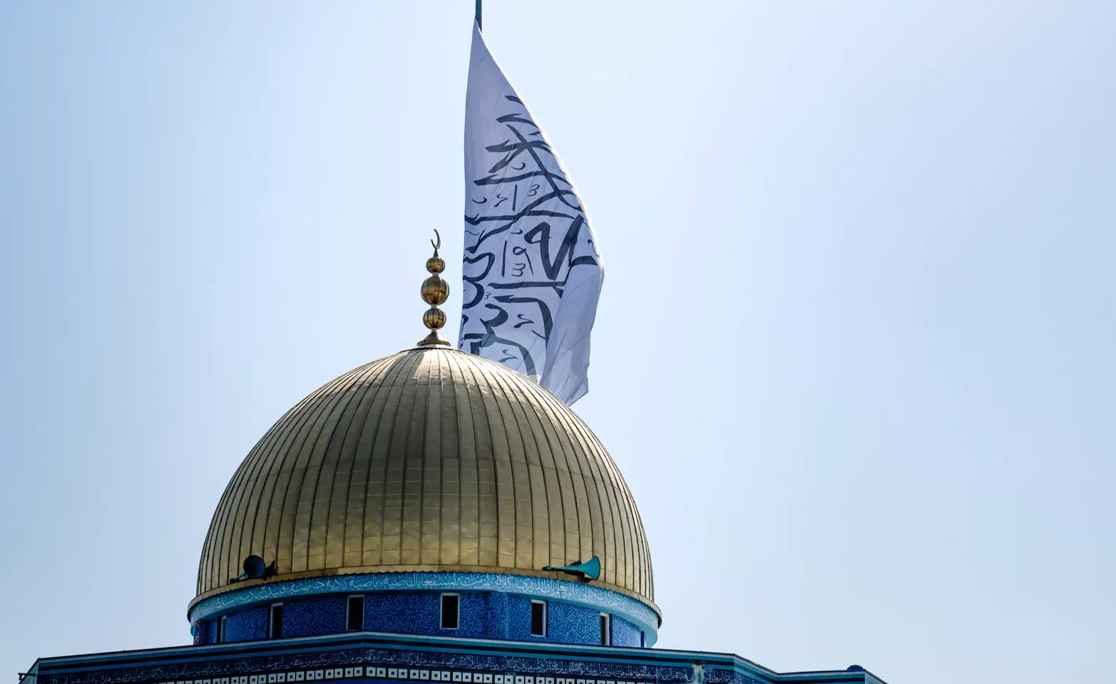 afghánská vlajka za kopulí mešity