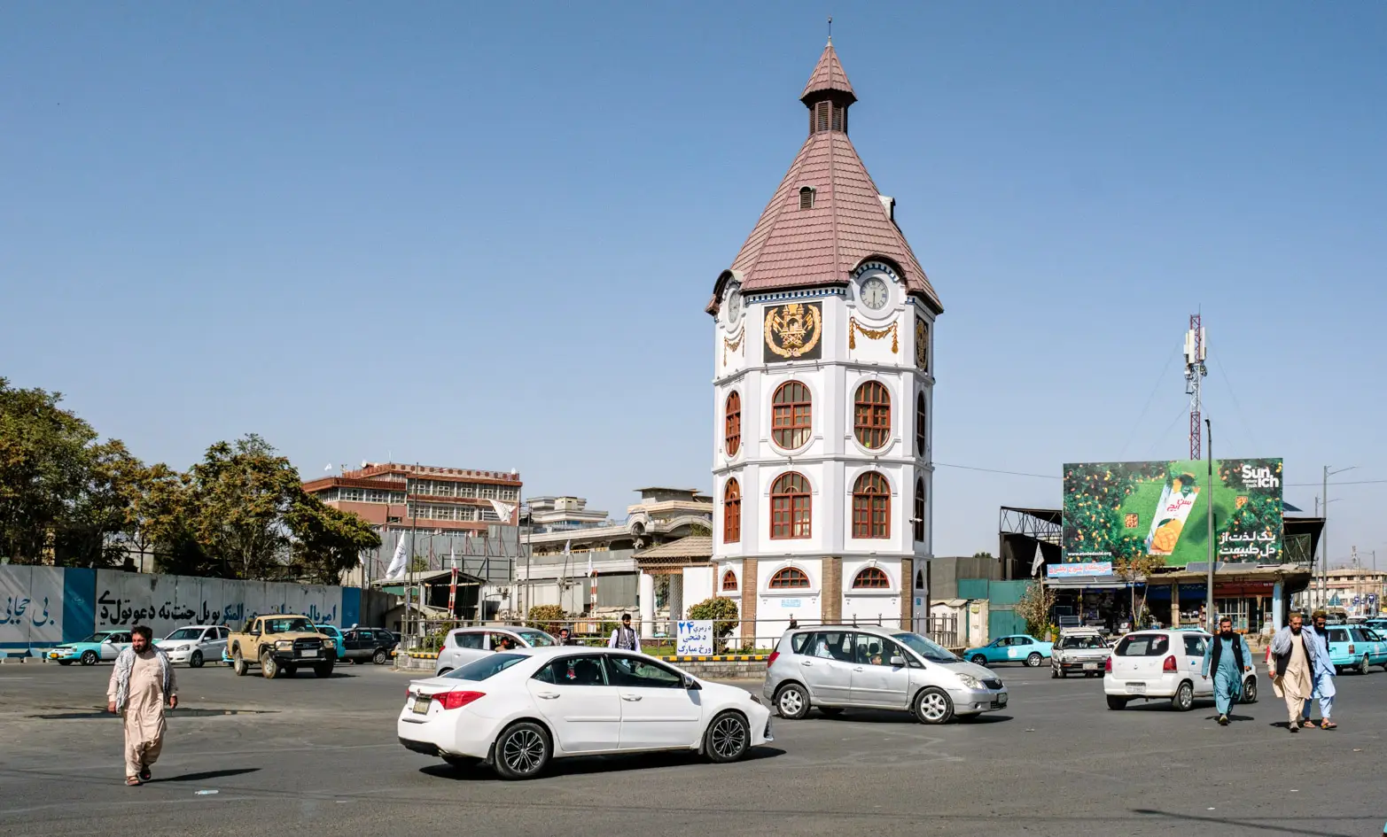 kruhový objezd se zdobnou věží