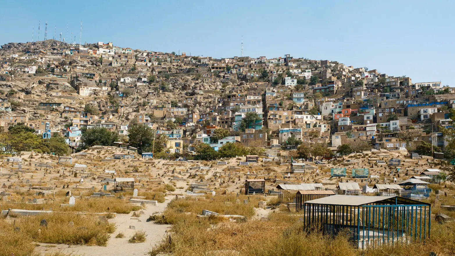 hroby se zástavbou v pozadí