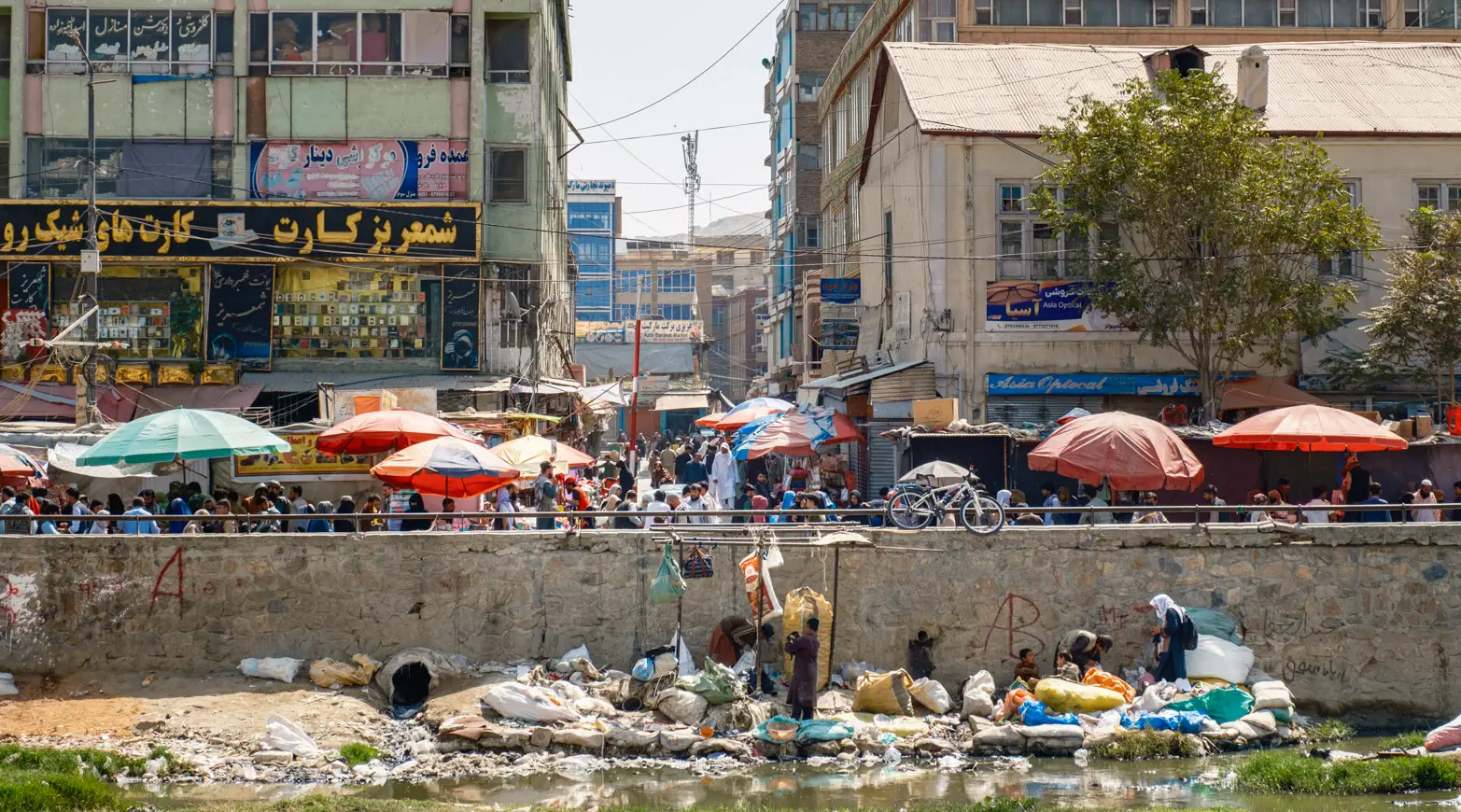 živelný trh na nábřeží řeky