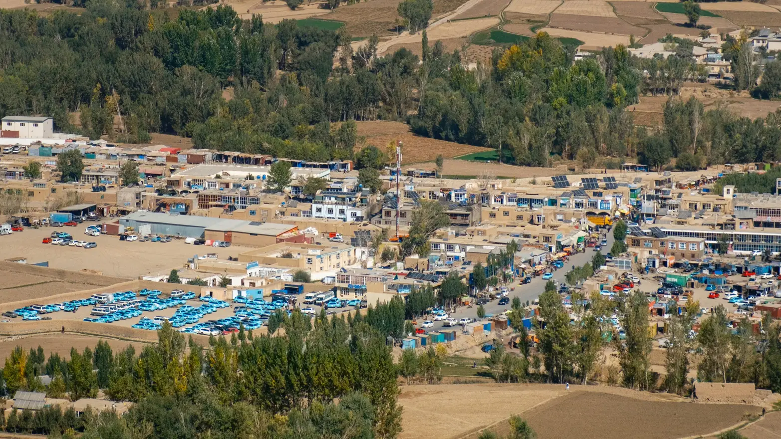 jasně modrá auta ve městě z nadhledu