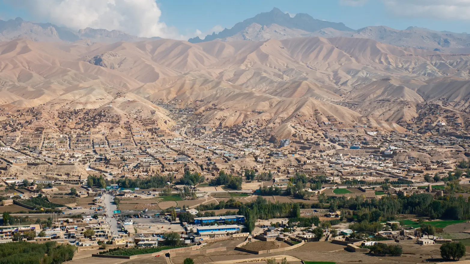 výhled na město v údolí