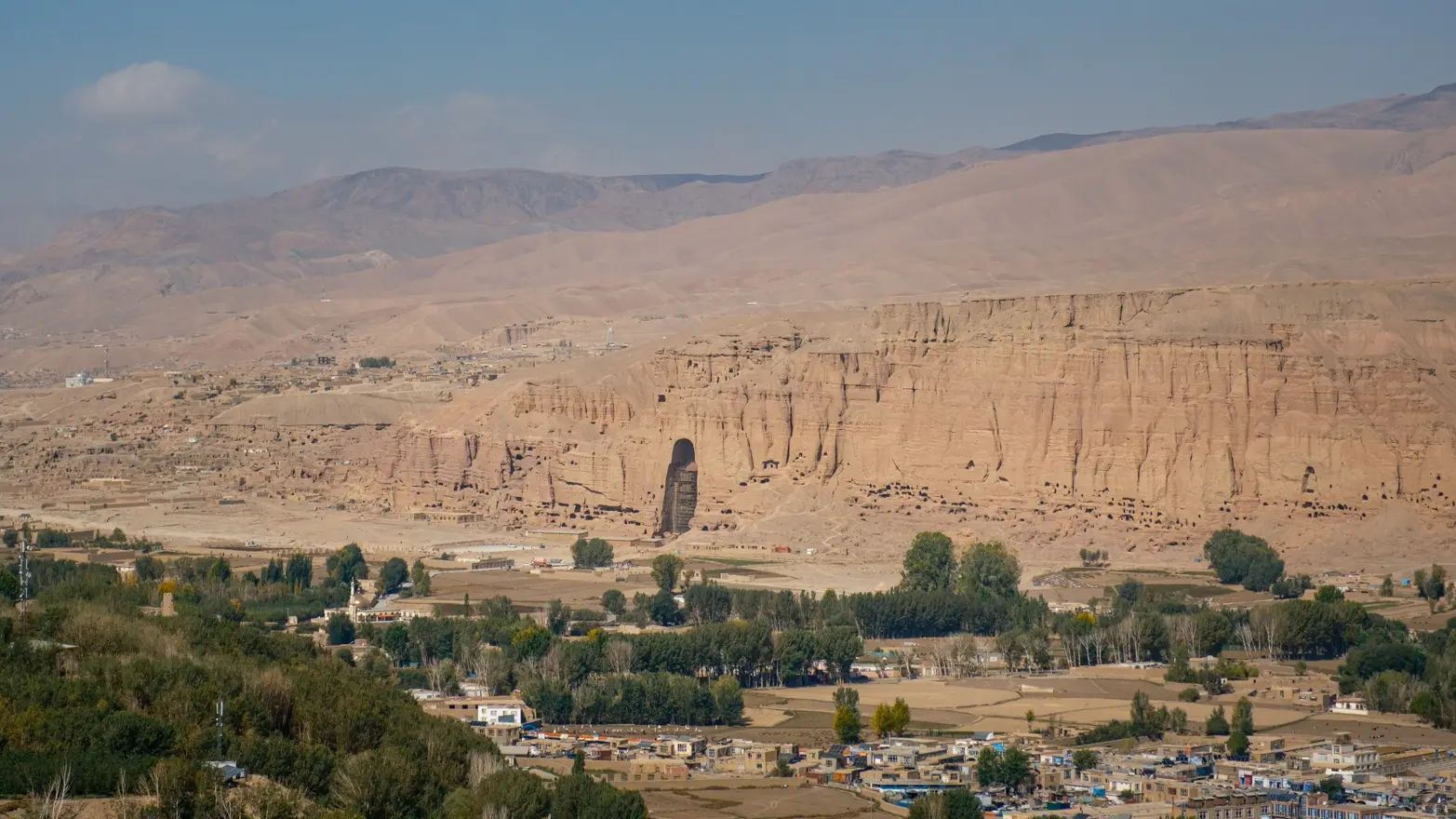 výhled na skalní stěnu s výklenkem