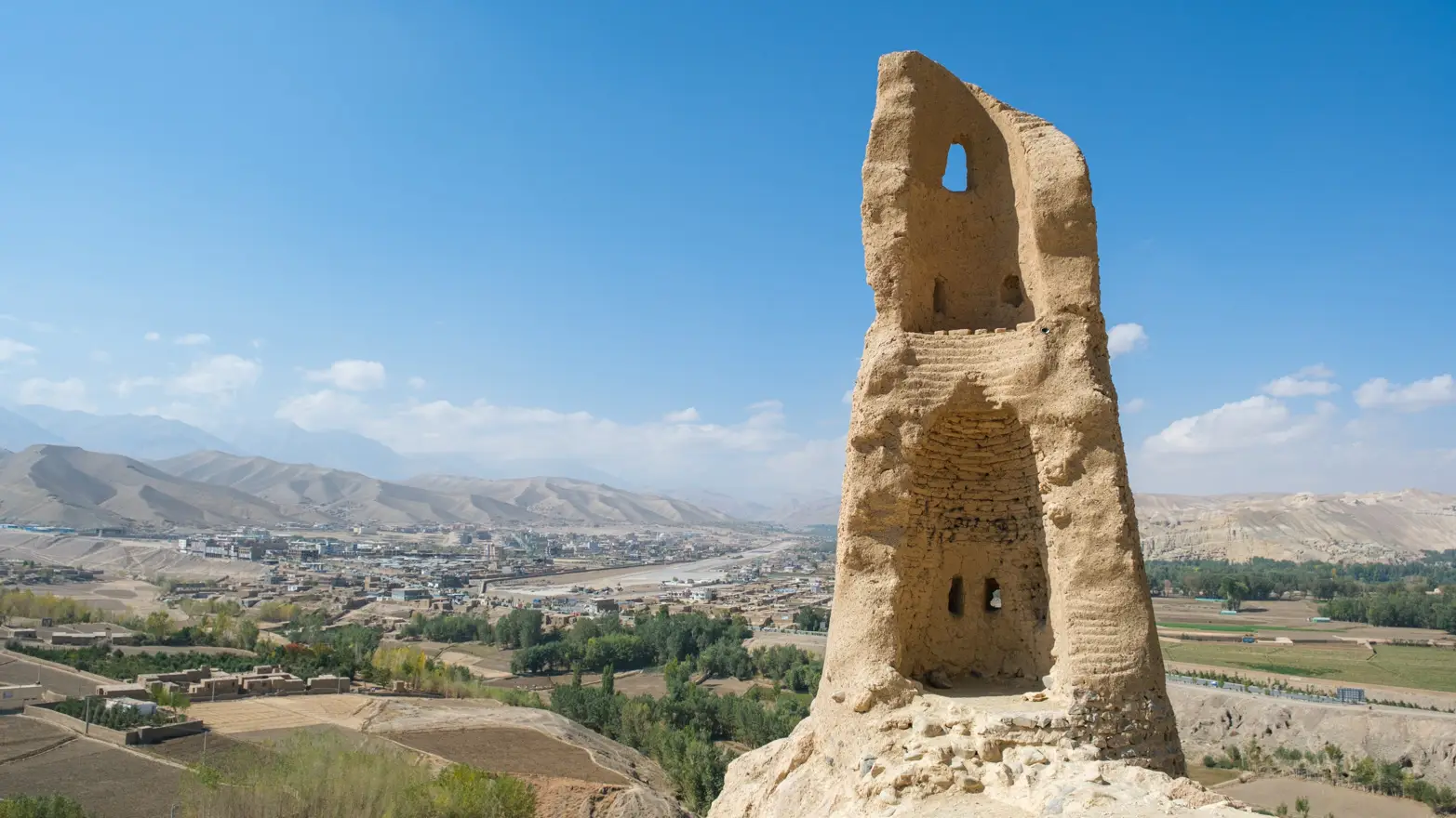 výhled na město s letištěm