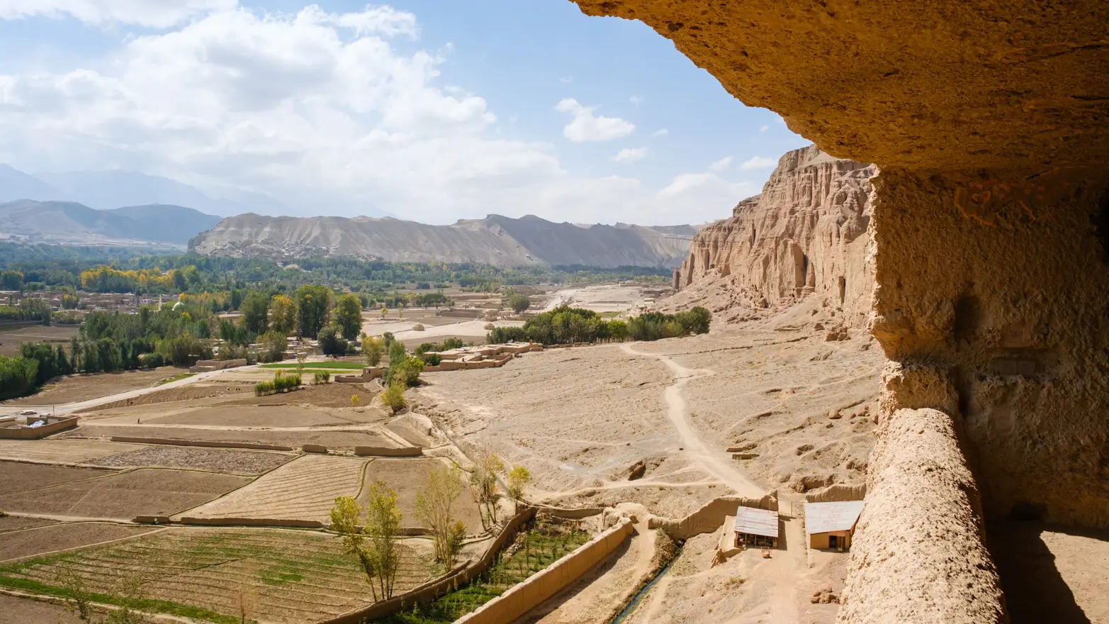 výhled do kraje z kamenného balkónku