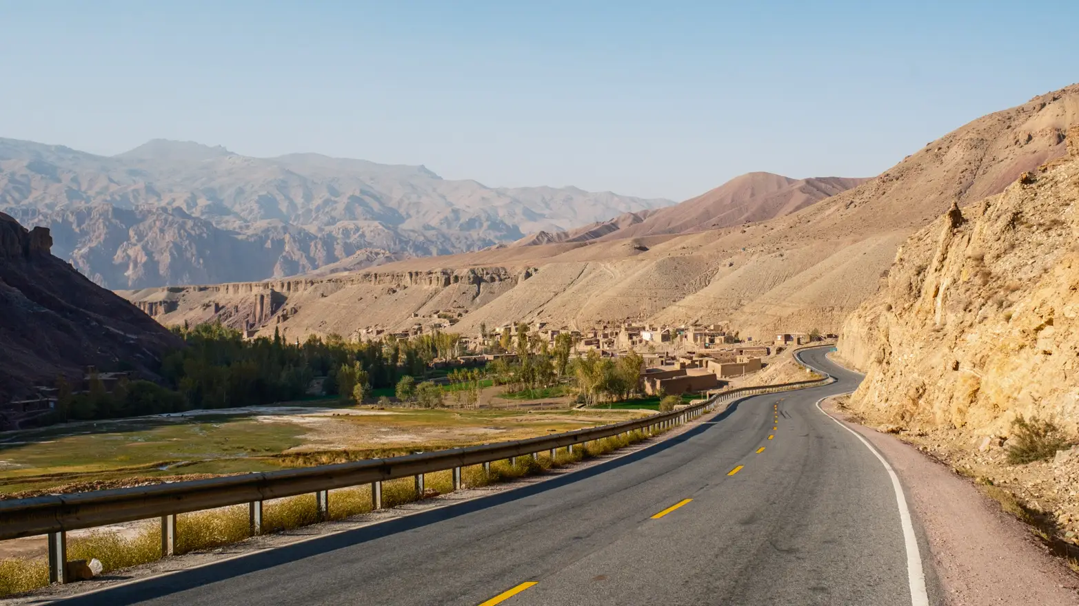 krásná asfaltová cesta v kopcovité hrajině