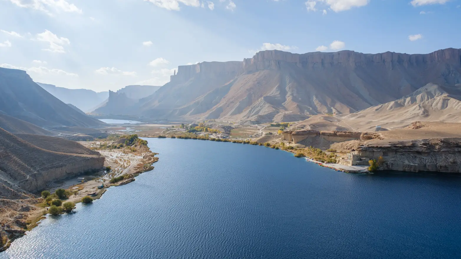 horská jezera ve vyprahlé krajině