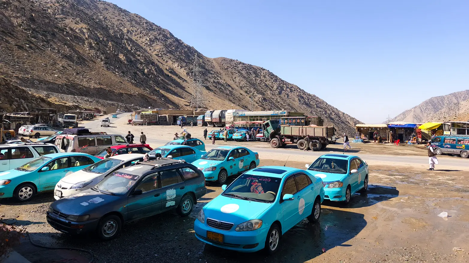 odpočívadlo s auty v horské zatáčce