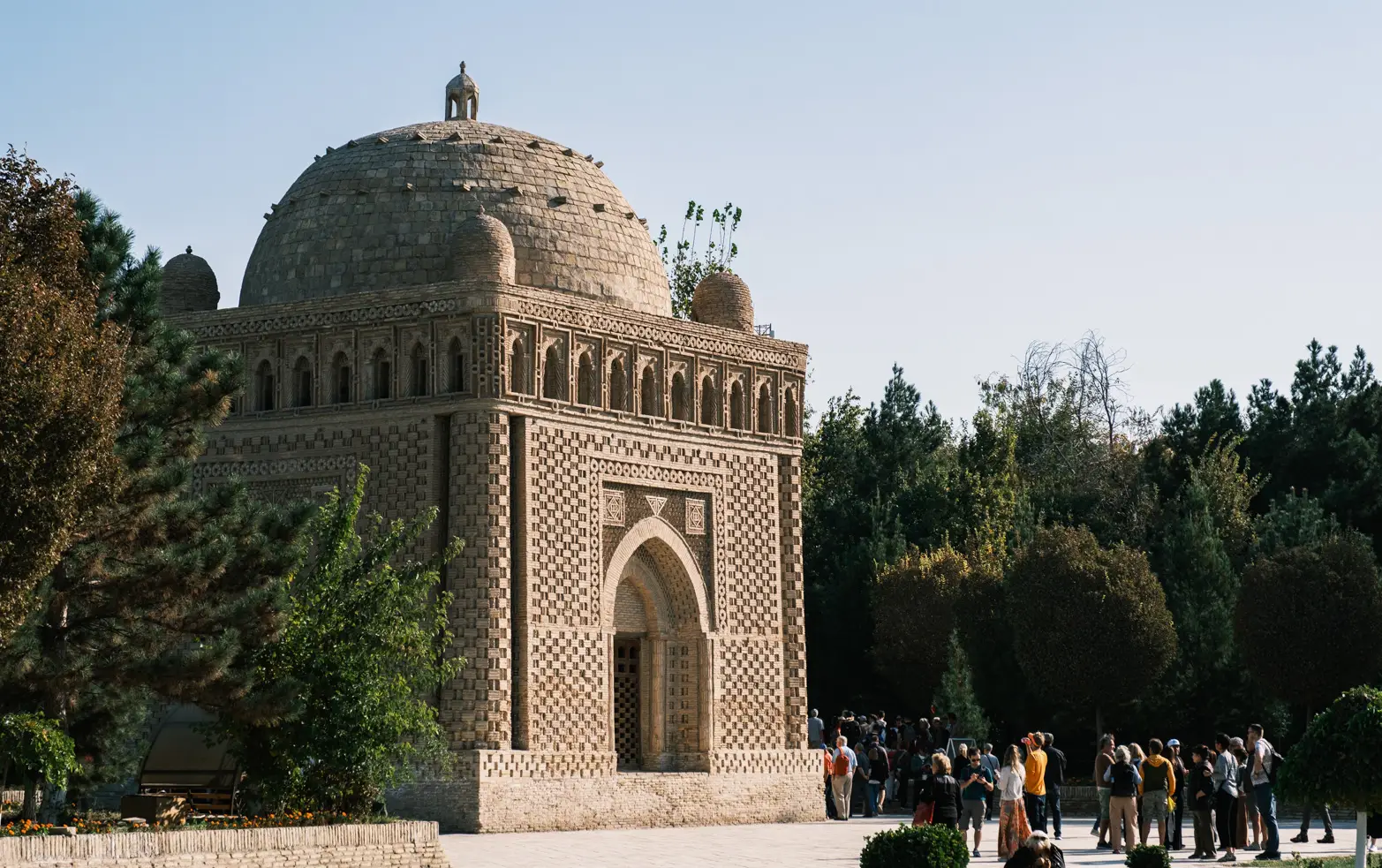 budova obklopená turisty