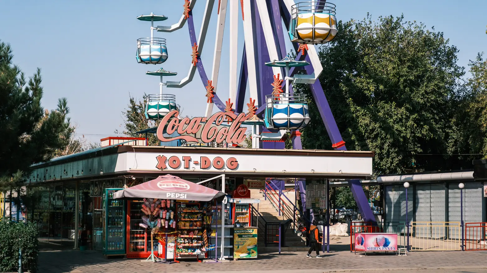 nápis coca-cola na pouťové budově