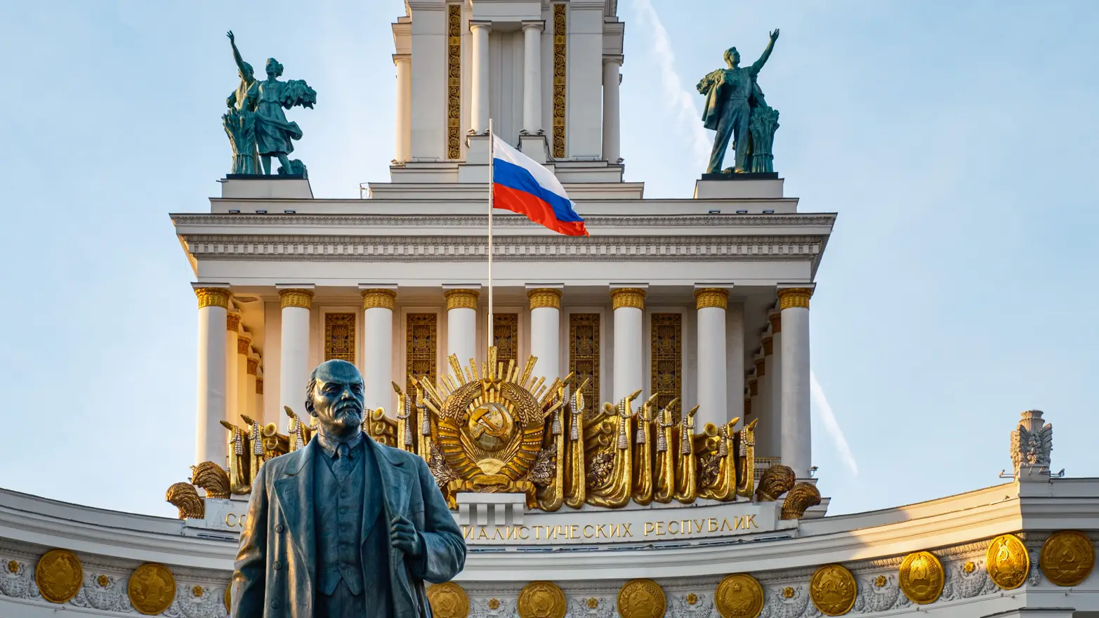zlatý nápis s leninem a ruskou vlajkou