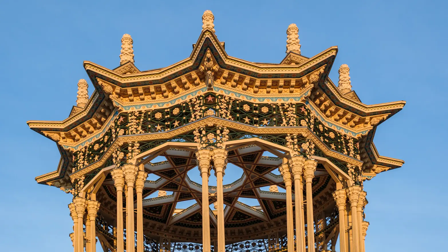 vysoký zdobný altánek