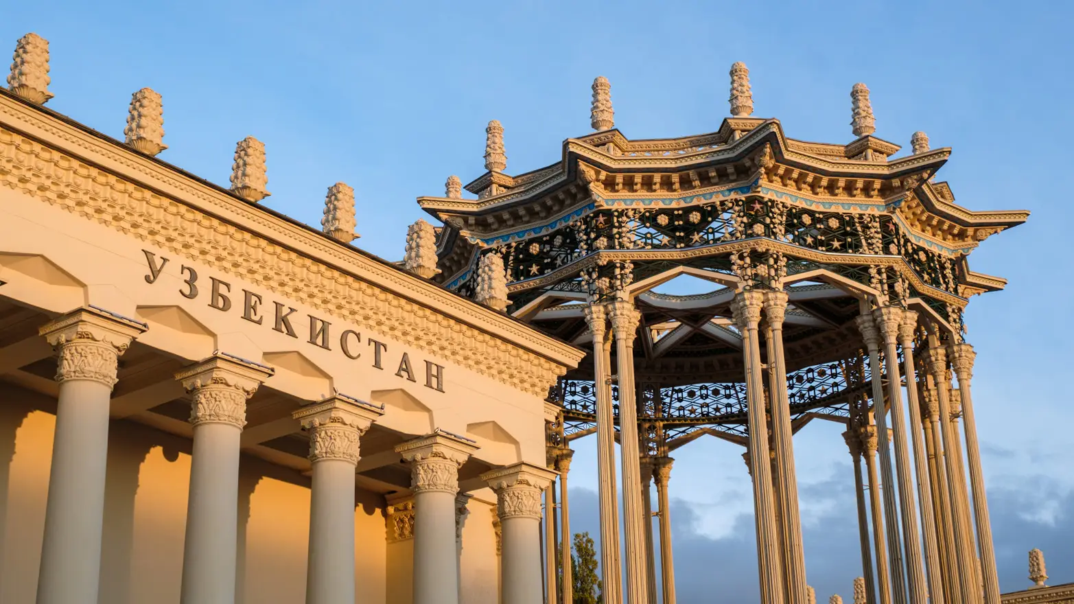 zdobná budova za západu slunce