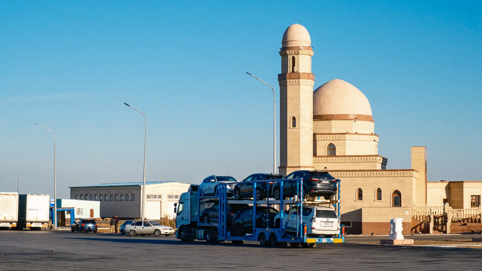 kamion před mešitou