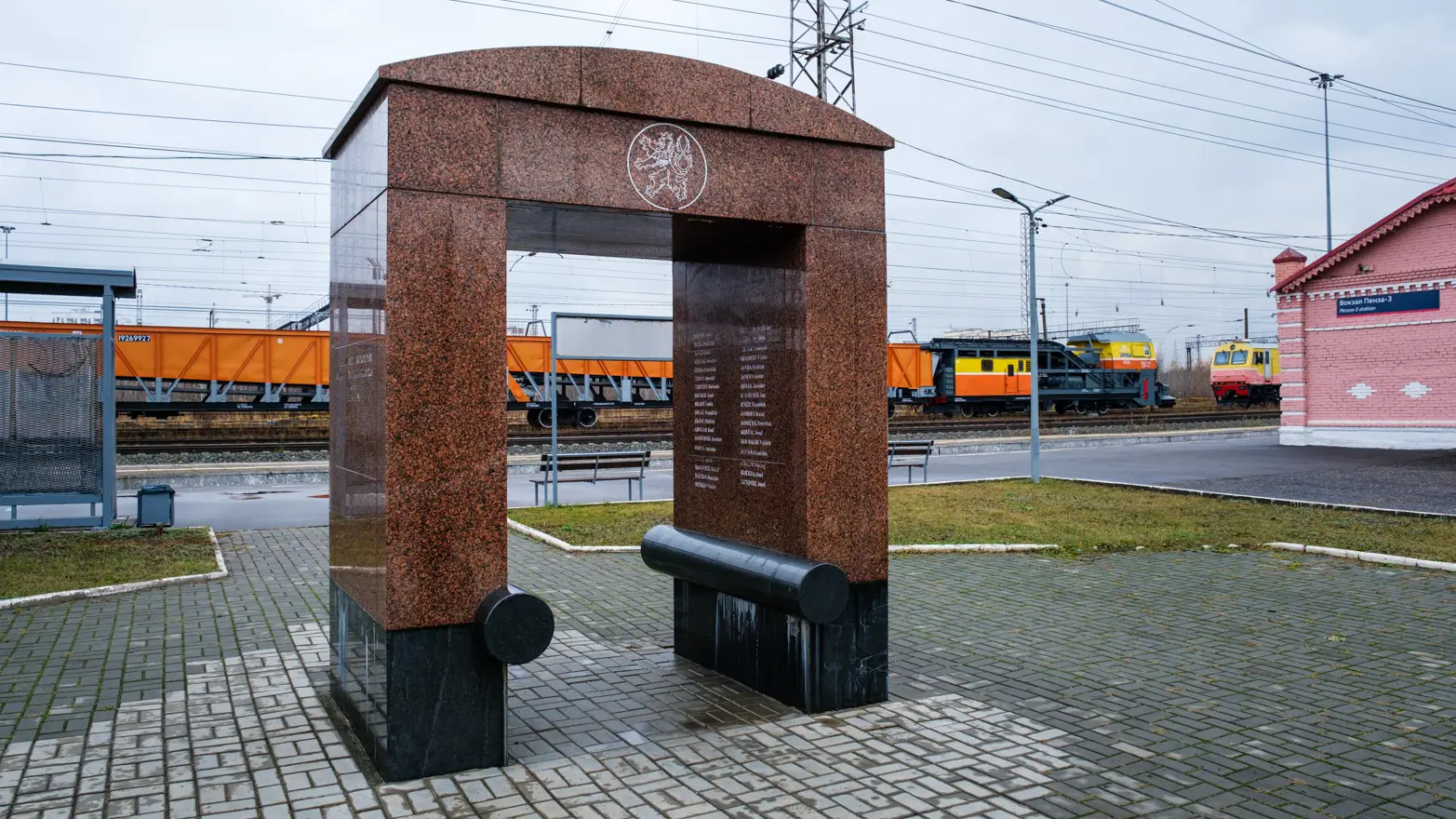 pomník u nádraží