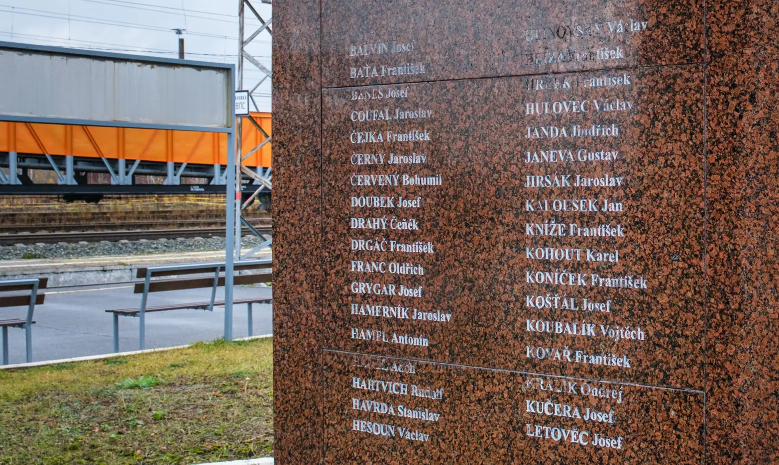 jména padlých vyrytá do pomníku