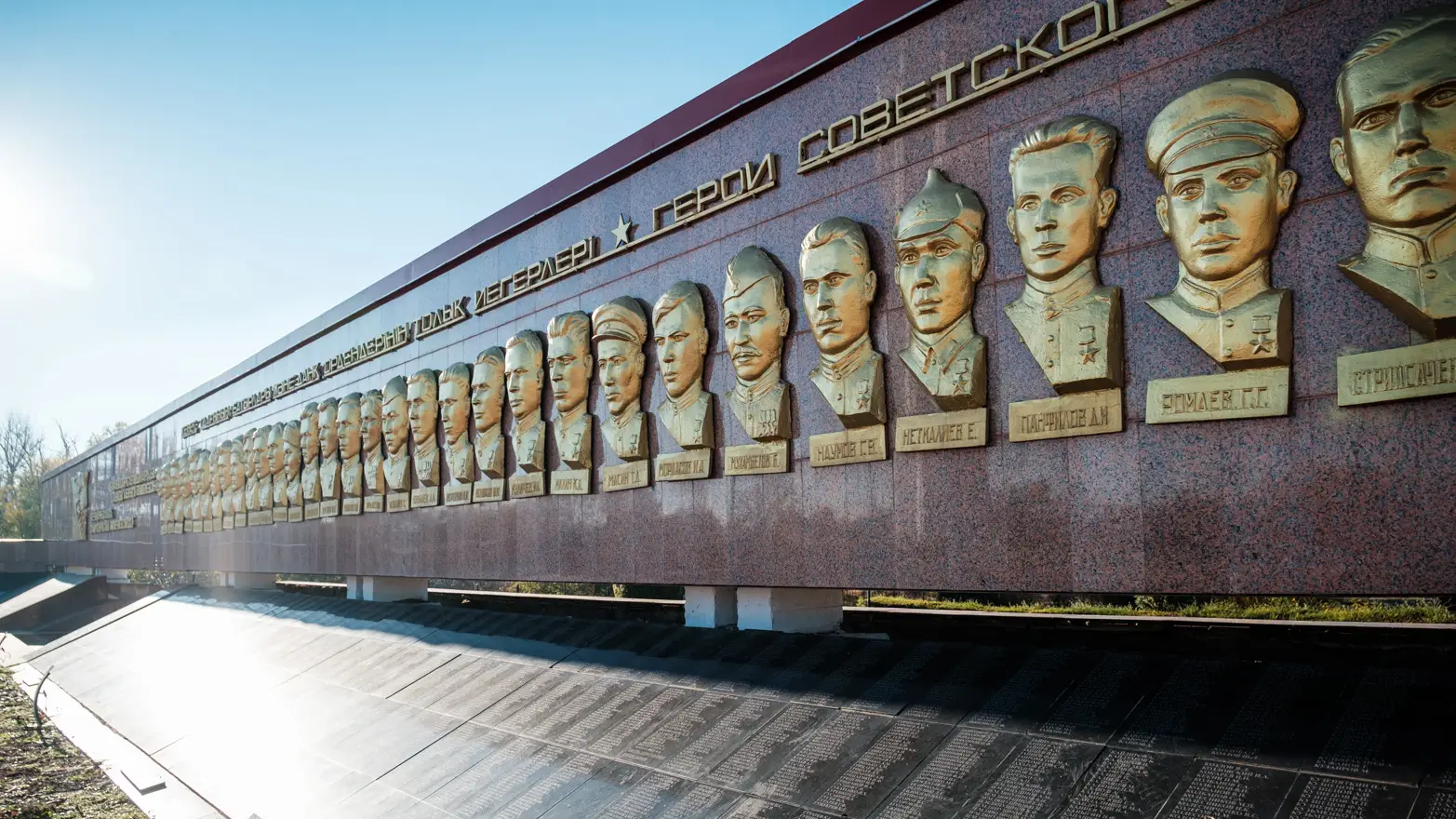 zlaté podobizny padlých vojáků