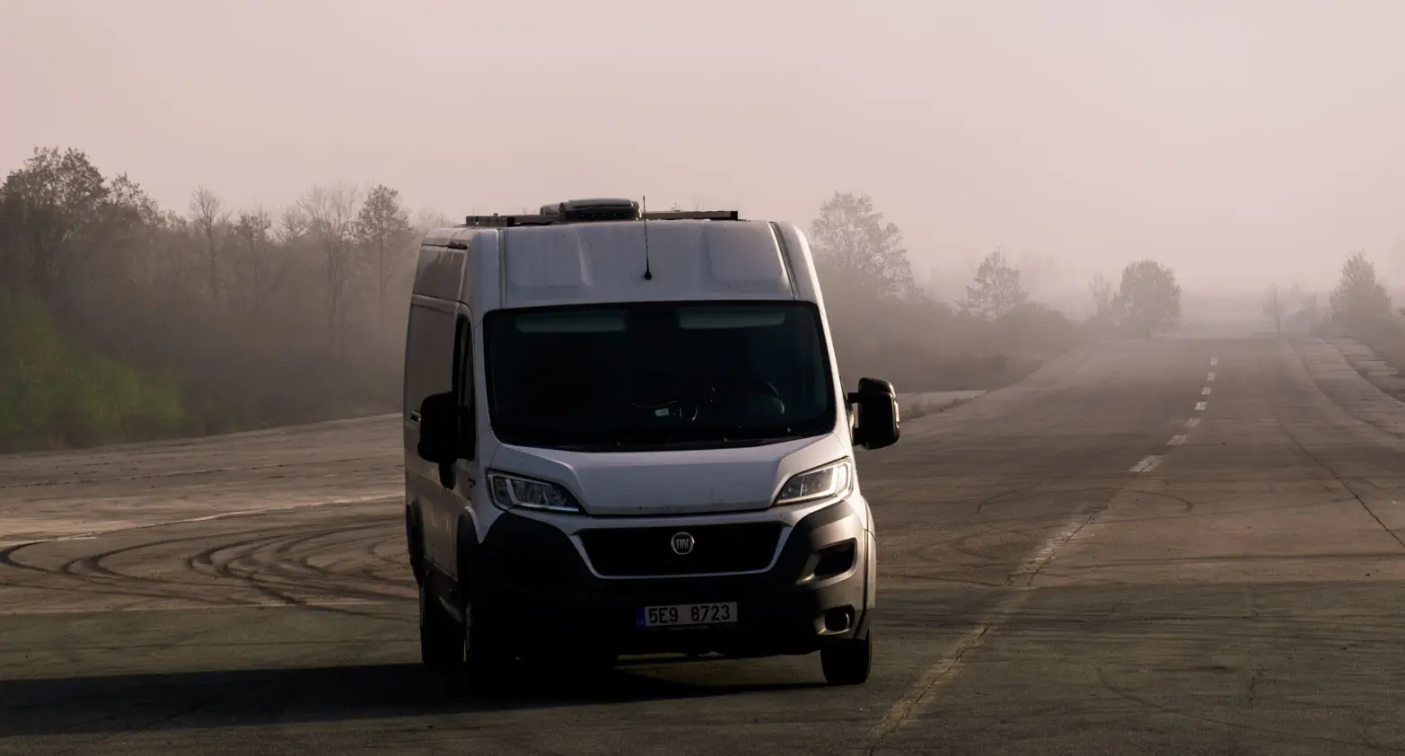 čelní pohled na Fiat Ducato v mlze